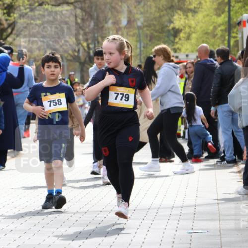 12.04.2026 - 45. Internationalen Wilhelmsburger Insellauf Strokosch-Dieckow http://msf.ph/oto/9490385 12.04.2026 14:22:41 Ziel 327, 1609, 780, 743, 778, 779, 68, 757, 755 meine-sportfotos.de