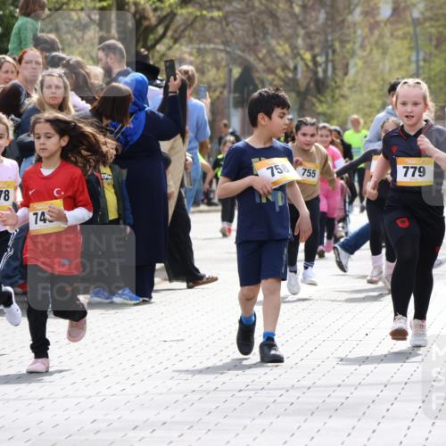 12.04.2026 - 45. Internationalen Wilhelmsburger Insellauf Strokosch-Dieckow http://msf.ph/oto/9490390 12.04.2026 14:22:40 Ziel 327, 1609, 780, 743, 778, 779, 68 meine-sportfotos.de