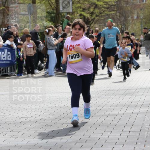 12.04.2026 - 45. Internationalen Wilhelmsburger Insellauf Strokosch-Dieckow http://msf.ph/oto/9490405 12.04.2026 14:22:35 Ziel 670, 327, 1609 meine-sportfotos.de