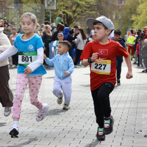 12.04.2026 - 45. Internationalen Wilhelmsburger Insellauf Strokosch-Dieckow http://msf.ph/oto/9490498 12.04.2026 14:21:59 Ziel 814, 95, 409, 595, 673, 924, 824, 227, 636, 612, 321, 695, 798, 971, 807, 685 meine-sportfotos.de