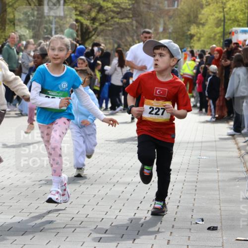 12.04.2026 - 45. Internationalen Wilhelmsburger Insellauf Strokosch-Dieckow http://msf.ph/oto/9490503 12.04.2026 14:21:59 Ziel 814, 95, 409, 595, 673, 924, 824, 227, 636, 612, 321, 695, 798, 971, 807, 685 meine-sportfotos.de