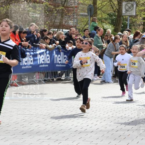 12.04.2026 - 45. Internationalen Wilhelmsburger Insellauf Strokosch-Dieckow http://msf.ph/oto/9490579 12.04.2026 14:21:40 Ziel 957, 823, 117, 558, 267, 657, 698, 678, 279, 960, 838, 234, 111, 66, 136, 729, 769, 646, 159, 1622, 317, 283, 134, 316, 792 meine-sportfotos.de