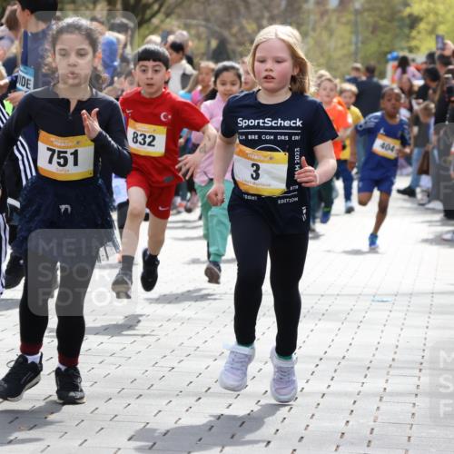 12.04.2026 - 45. Internationalen Wilhelmsburger Insellauf Strokosch-Dieckow http://msf.ph/oto/9490808 12.04.2026 14:20:38 Ziel 576, 935, 301, 61, 237, 578, 751, 940, 958, 832, 1610, 3, 285, 1073, 767, 404, 318, 539, 431, 135, 545, 537, 30, 133, 977, 84 meine-sportfotos.de