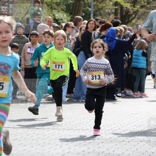 12.04.2026 - 45. Internationalen Wilhelmsburger Insellauf Strokosch-Dieckow http://msf.ph/oto/9490848 12.04.2026 14:20:28 Ziel 998, 228, 298, 293, 744, 1008, 747, 262, 598, 730, 632, 1608, 165, 171, 20, 313, 576 meine-sportfotos.de
