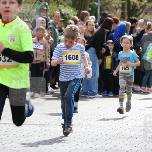 12.04.2026 - 45. Internationalen Wilhelmsburger Insellauf Strokosch-Dieckow http://msf.ph/oto/9490856 12.04.2026 14:20:25 Ziel 1058, 966, 998, 228, 298, 293, 744, 1008, 747, 262, 598, 730, 632, 1608, 165, 171, 20, 313 meine-sportfotos.de