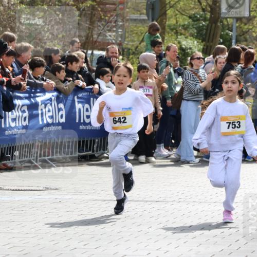 12.04.2026 - 45. Internationalen Wilhelmsburger Insellauf Strokosch-Dieckow http://msf.ph/oto/9490933 12.04.2026 14:20:07 Ziel 631, 1621, 304, 225, 1618, 108, 534, 447, 560, 734, 775, 587, 405, 1060, 642, 753, 750 meine-sportfotos.de