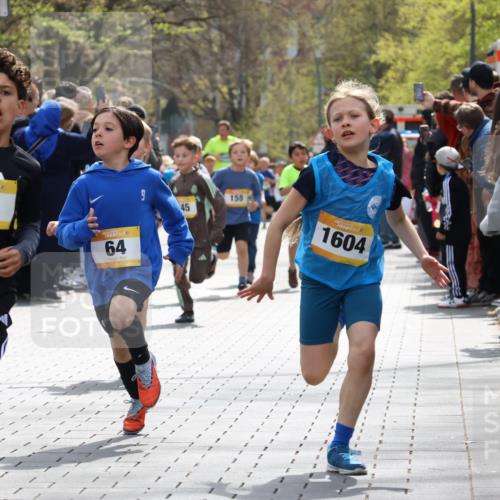 12.04.2026 - 45. Internationalen Wilhelmsburger Insellauf Strokosch-Dieckow http://msf.ph/oto/9491019 12.04.2026 14:19:48 Ziel 787, 952, 1604, 985, 944, 64, 96, 579, 740, 943, 793, 845, 682, 413, 982, 155, 621 meine-sportfotos.de