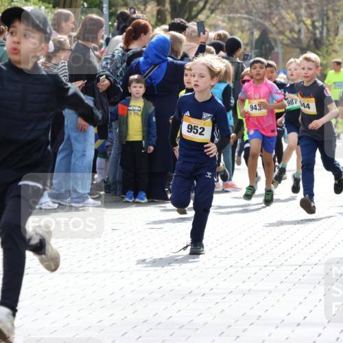 12.04.2026 - 45. Internationalen Wilhelmsburger Insellauf Strokosch-Dieckow http://msf.ph/oto/9491036 12.04.2026 14:19:45 Ziel 480, 787, 952, 1604, 985, 944, 64, 96, 579, 740, 943, 793, 845 meine-sportfotos.de