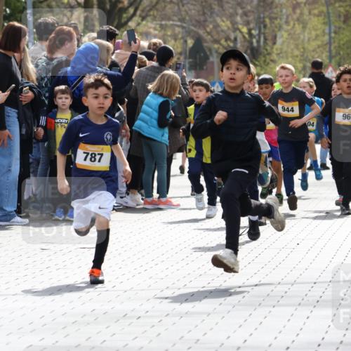 12.04.2026 - 45. Internationalen Wilhelmsburger Insellauf Strokosch-Dieckow http://msf.ph/oto/9491041 12.04.2026 14:19:43 Ziel 950, 275, 480, 787, 952, 1604, 985, 944, 64, 96, 579 meine-sportfotos.de