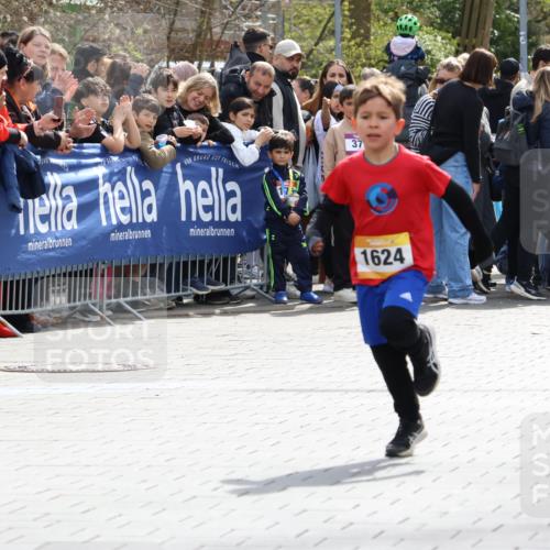 12.04.2026 - 45. Internationalen Wilhelmsburger Insellauf Strokosch-Dieckow http://msf.ph/oto/9491111 12.04.2026 14:19:09 Ziel 1624 meine-sportfotos.de