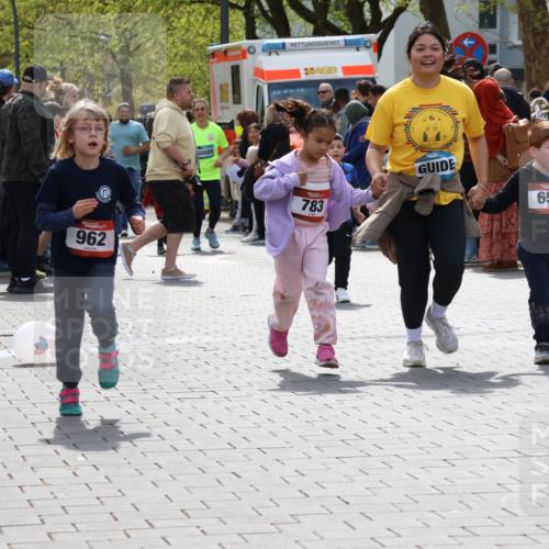 12.04.2026 - 45. Internationalen Wilhelmsburger Insellauf Strokosch-Dieckow http://msf.ph/oto/9491224 12.04.2026 14:11:12 Ziel 630, 43, 954, 922, 718, 962, 702, 655, 783 meine-sportfotos.de