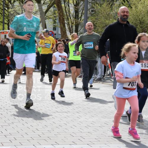 12.04.2026 - 45. Internationalen Wilhelmsburger Insellauf Strokosch-Dieckow http://msf.ph/oto/9491286 12.04.2026 14:10:52 Ziel 701, 699, 703, 54, 147, 112, 643, 1514, 1526, 700, 707, 727, 57, 728 meine-sportfotos.de