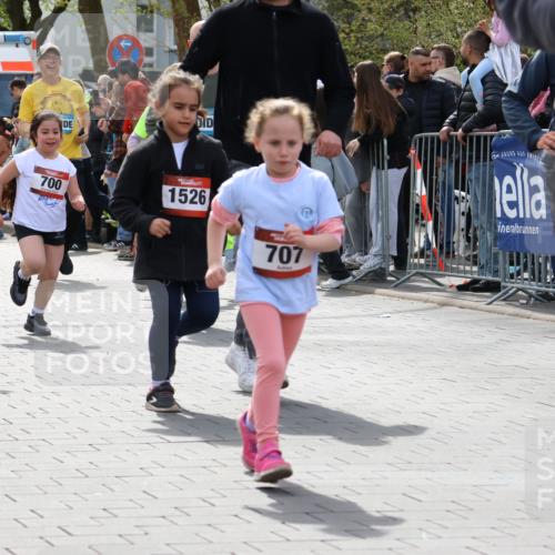 12.04.2026 - 45. Internationalen Wilhelmsburger Insellauf Strokosch-Dieckow http://msf.ph/oto/9491287 12.04.2026 14:10:51 Ziel 701, 699, 703, 54, 147, 112, 643, 1514, 1526, 700, 707, 727, 57, 728 meine-sportfotos.de