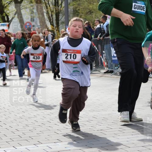 12.04.2026 - 45. Internationalen Wilhelmsburger Insellauf Strokosch-Dieckow http://msf.ph/oto/9491311 12.04.2026 14:10:42 Ziel 229, 553, 204, 705, 645, 910, 613, 789, 202, 709, 195, 912, 188, 430, 210, 701, 699, 703 meine-sportfotos.de
