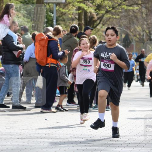 12.04.2026 - 45. Internationalen Wilhelmsburger Insellauf Strokosch-Dieckow http://msf.ph/oto/9492327 12.04.2026 14:51:55 Ziel 520, 350, 892, 490, 114 meine-sportfotos.de