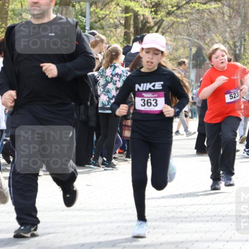 12.04.2026 - 45. Internationalen Wilhelmsburger Insellauf Strokosch-Dieckow http://msf.ph/oto/9492469 12.04.2026 14:51:30 Ziel 390, 399, 884, 648, 1071, 523, 363, 342, 505 meine-sportfotos.de