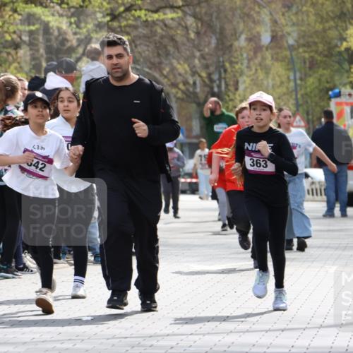 12.04.2026 - 45. Internationalen Wilhelmsburger Insellauf Strokosch-Dieckow http://msf.ph/oto/9492498 12.04.2026 14:51:28 Ziel 390, 399, 884, 648, 1071, 523, 363, 342 meine-sportfotos.de