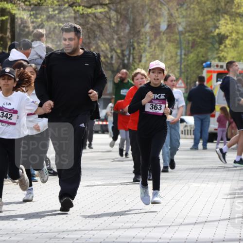 12.04.2026 - 45. Internationalen Wilhelmsburger Insellauf Strokosch-Dieckow http://msf.ph/oto/9492512 12.04.2026 14:51:27 Ziel 374, 390, 399, 884, 648, 1071, 523, 363 meine-sportfotos.de