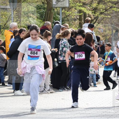 12.04.2026 - 45. Internationalen Wilhelmsburger Insellauf Strokosch-Dieckow http://msf.ph/oto/9492561 12.04.2026 14:51:22 Ziel 358, 1072, 374, 390, 399, 884, 648 meine-sportfotos.de