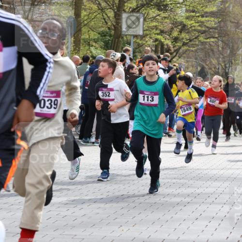 12.04.2026 - 45. Internationalen Wilhelmsburger Insellauf Strokosch-Dieckow http://msf.ph/oto/9492970 12.04.2026 14:50:01 Ziel 572, 336, 1036, 1847, 400, 672, 368, 898, 1039, 901, 131, 1061, 624, 1825, 141, 164, 113, 1845, 1849, 1810, 352, 902, 1814, 860, 854, 885, 1801, 138, 355, 856 meine-sportfotos.de