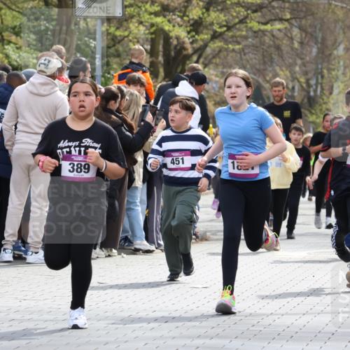 12.04.2026 - 45. Internationalen Wilhelmsburger Insellauf Strokosch-Dieckow http://msf.ph/oto/9493027 12.04.2026 14:49:45 Ziel 106, 169, 1, 1813, 497, 1808, 406, 1811, 367, 1830, 1848, 439, 389, 1821, 857, 872 meine-sportfotos.de
