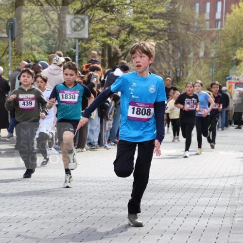 12.04.2026 - 45. Internationalen Wilhelmsburger Insellauf Strokosch-Dieckow http://msf.ph/oto/9493038 12.04.2026 14:49:42 Ziel 377, 879, 1839, 401, 1812, 106, 169, 1, 1813, 497, 1808, 406, 1811, 367, 1830, 1848, 439, 389 meine-sportfotos.de
