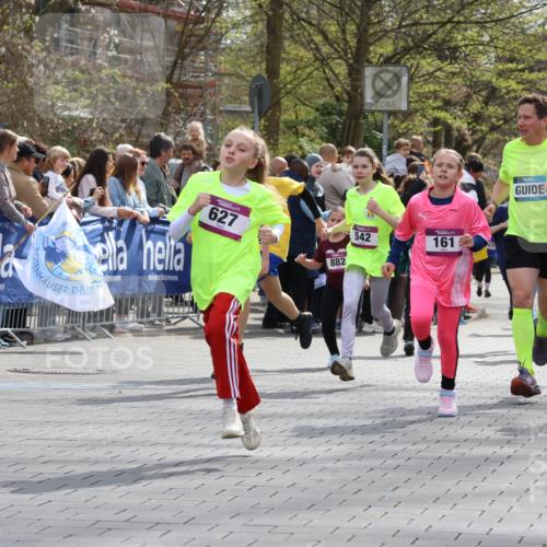 12.04.2026 - 45. Internationalen Wilhelmsburger Insellauf Strokosch-Dieckow http://msf.ph/oto/9493090 12.04.2026 14:49:30 Ziel 353, 666, 1827, 378, 17, 501, 586, 1809, 440, 881, 348, 602, 627, 458, 161, 542, 1842, 894, 882, 652, 1818, 867, 377 meine-sportfotos.de