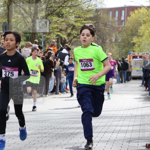 12.04.2026 - 45. Internationalen Wilhelmsburger Insellauf Strokosch-Dieckow http://msf.ph/oto/9493145 12.04.2026 14:49:16 Ziel 385, 371, 433, 487, 887, 73, 1805, 591, 1043, 101, 1063, 1048, 601, 418, 684, 597, 1823, 375, 2, 896, 372, 1055, 51, 693, 1817, 100 meine-sportfotos.de