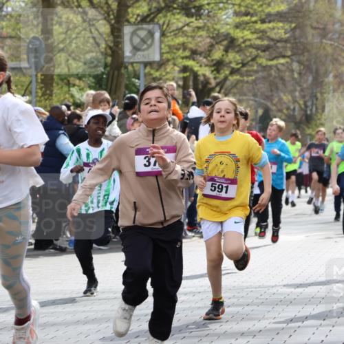 12.04.2026 - 45. Internationalen Wilhelmsburger Insellauf Strokosch-Dieckow http://msf.ph/oto/9493172 12.04.2026 14:49:09 Ziel 373, 38, 1804, 1836, 5015, 876, 1816, 1815, 428, 385, 371, 433, 487, 887, 73, 1805, 591, 1043, 101 meine-sportfotos.de