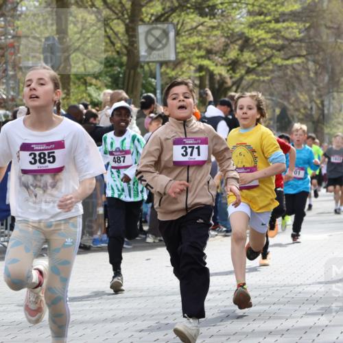 12.04.2026 - 45. Internationalen Wilhelmsburger Insellauf Strokosch-Dieckow http://msf.ph/oto/9493174 12.04.2026 14:49:09 Ziel 373, 38, 1804, 1836, 5015, 876, 1816, 1815, 428, 385, 371, 433, 487, 887, 73, 1805, 591, 1043, 101 meine-sportfotos.de