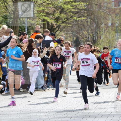 12.04.2026 - 45. Internationalen Wilhelmsburger Insellauf Strokosch-Dieckow http://msf.ph/oto/9493193 12.04.2026 14:49:05 Ziel 386, 421, 903, 31, 373, 38, 1804, 1836, 5015, 876, 1816, 1815, 428, 385, 371, 433, 487, 887, 73, 1805, 591 meine-sportfotos.de