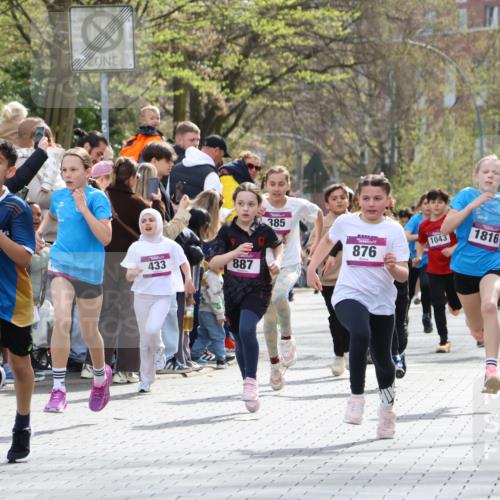 12.04.2026 - 45. Internationalen Wilhelmsburger Insellauf Strokosch-Dieckow http://msf.ph/oto/9493195 12.04.2026 14:49:05 Ziel 386, 421, 903, 31, 373, 38, 1804, 1836, 5015, 876, 1816, 1815, 428, 385, 371, 433, 487, 887, 73, 1805, 591 meine-sportfotos.de