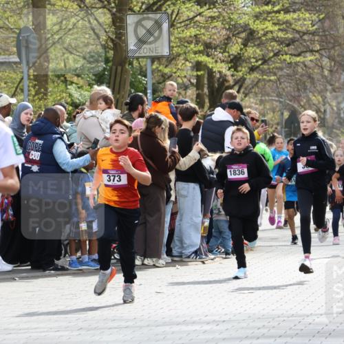 12.04.2026 - 45. Internationalen Wilhelmsburger Insellauf Strokosch-Dieckow http://msf.ph/oto/9493211 12.04.2026 14:49:01 Ziel 1045, 36, 904, 1807, 386, 421, 903, 31, 373, 38, 1804, 1836, 5015, 876, 1816, 1815, 428 meine-sportfotos.de