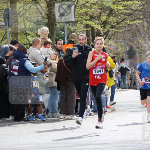 12.04.2026 - 45. Internationalen Wilhelmsburger Insellauf Strokosch-Dieckow http://msf.ph/oto/9493294 12.04.2026 14:48:38 Ziel 1068, 599, 18, 382, 1826, 1841, 337, 167 meine-sportfotos.de