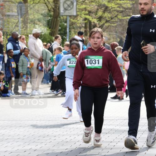 12.04.2026 - 45. Internationalen Wilhelmsburger Insellauf Strokosch-Dieckow http://msf.ph/oto/9493446 12.04.2026 14:37:19 Ziel 822, 1031 meine-sportfotos.de