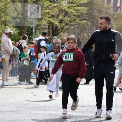 12.04.2026 - 45. Internationalen Wilhelmsburger Insellauf Strokosch-Dieckow http://msf.ph/oto/9493455 12.04.2026 14:37:18 Ziel 822, 1031 meine-sportfotos.de