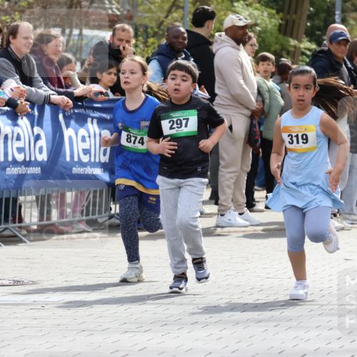 12.04.2026 - 45. Internationalen Wilhelmsburger Insellauf Strokosch-Dieckow http://msf.ph/oto/9493473 12.04.2026 14:37:01 Ziel 689, 92, 874, 297 meine-sportfotos.de