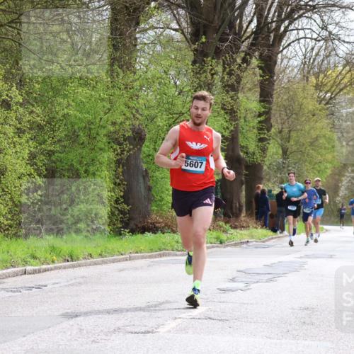 12.04.2026 - 45. Internationalen Wilhelmsburger Insellauf Yannick Fuchs http://msf.ph/oto/9502083 12.04.2026 12:43:42 Laufen 5607, 6307 meine-sportfotos.de