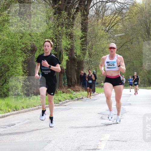12.04.2026 - 45. Internationalen Wilhelmsburger Insellauf Yannick Fuchs http://msf.ph/oto/9502259 12.04.2026 12:44:42 Laufen 025, 5711, 5625 meine-sportfotos.de