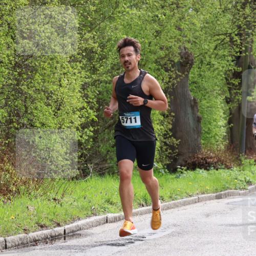 12.04.2026 - 45. Internationalen Wilhelmsburger Insellauf Yannick Fuchs http://msf.ph/oto/9502292 12.04.2026 12:44:50 Laufen 5711, 5566, 221 meine-sportfotos.de
