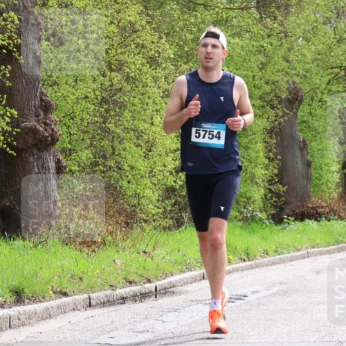 12.04.2026 - 45. Internationalen Wilhelmsburger Insellauf Yannick Fuchs http://msf.ph/oto/9502376 12.04.2026 12:45:08 Laufen 5754, 3612 meine-sportfotos.de