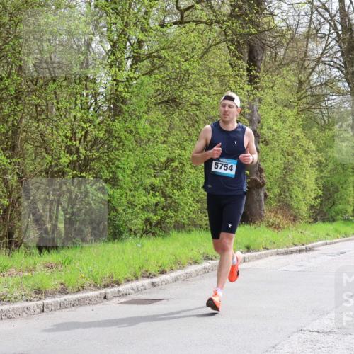 12.04.2026 - 45. Internationalen Wilhelmsburger Insellauf Yannick Fuchs http://msf.ph/oto/9502385 12.04.2026 12:45:09 Laufen 5754 meine-sportfotos.de