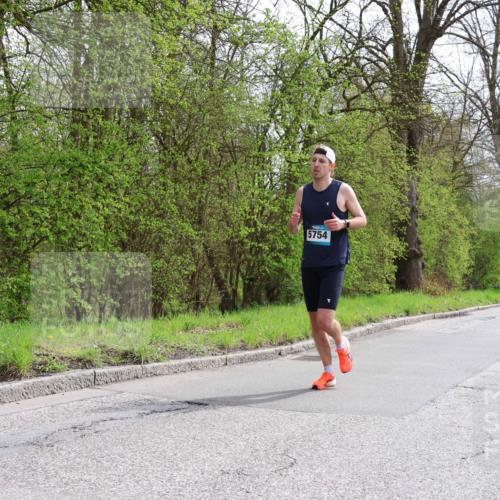 12.04.2026 - 45. Internationalen Wilhelmsburger Insellauf Yannick Fuchs http://msf.ph/oto/9502388 12.04.2026 12:45:10 Laufen 5754 meine-sportfotos.de
