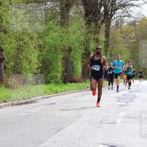 12.04.2026 - 45. Internationalen Wilhelmsburger Insellauf Yannick Fuchs http://msf.ph/oto/9502523 12.04.2026 12:45:50 Laufen 5743, 4041, 4472, 3000 meine-sportfotos.de