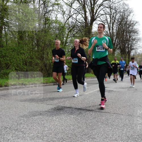 12.04.2026 - 45. Internationalen Wilhelmsburger Insellauf Yannick Fuchs http://msf.ph/oto/9505292 12.04.2026 12:56:07 Laufen 5735, 5599, 2508, 5428, 198, 2478 meine-sportfotos.de