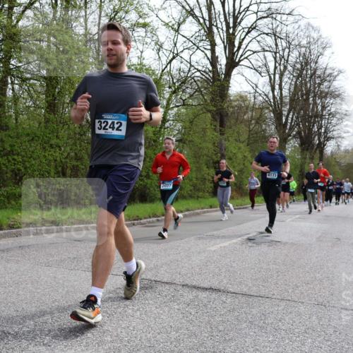 12.04.2026 - 45. Internationalen Wilhelmsburger Insellauf Yannick Fuchs http://msf.ph/oto/9505539 12.04.2026 12:56:56 Laufen 3242, 2077, 4173 meine-sportfotos.de