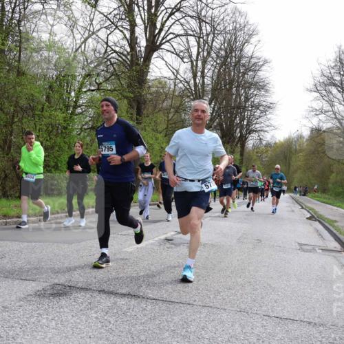 12.04.2026 - 45. Internationalen Wilhelmsburger Insellauf Yannick Fuchs http://msf.ph/oto/9505581 12.04.2026 12:57:04 Laufen 5504, 5795, 547, 571, 5682 meine-sportfotos.de