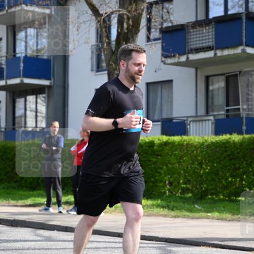 12.04.2026 - 45. Internationalen Wilhelmsburger Insellauf J. Mangold http://msf.ph/oto/9507027 12.04.2026 11:42:11 Ziel 2722, 5432 meine-sportfotos.de