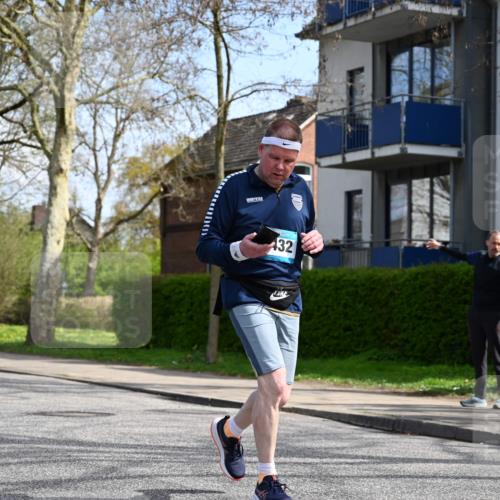 12.04.2026 - 45. Internationalen Wilhelmsburger Insellauf J. Mangold http://msf.ph/oto/9507043 12.04.2026 11:42:26 Ziel 2722, 5432 meine-sportfotos.de