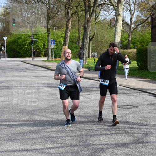 12.04.2026 - 45. Internationalen Wilhelmsburger Insellauf J. Mangold http://msf.ph/oto/9507084 12.04.2026 11:43:20 Ziel 3465, 3464 meine-sportfotos.de